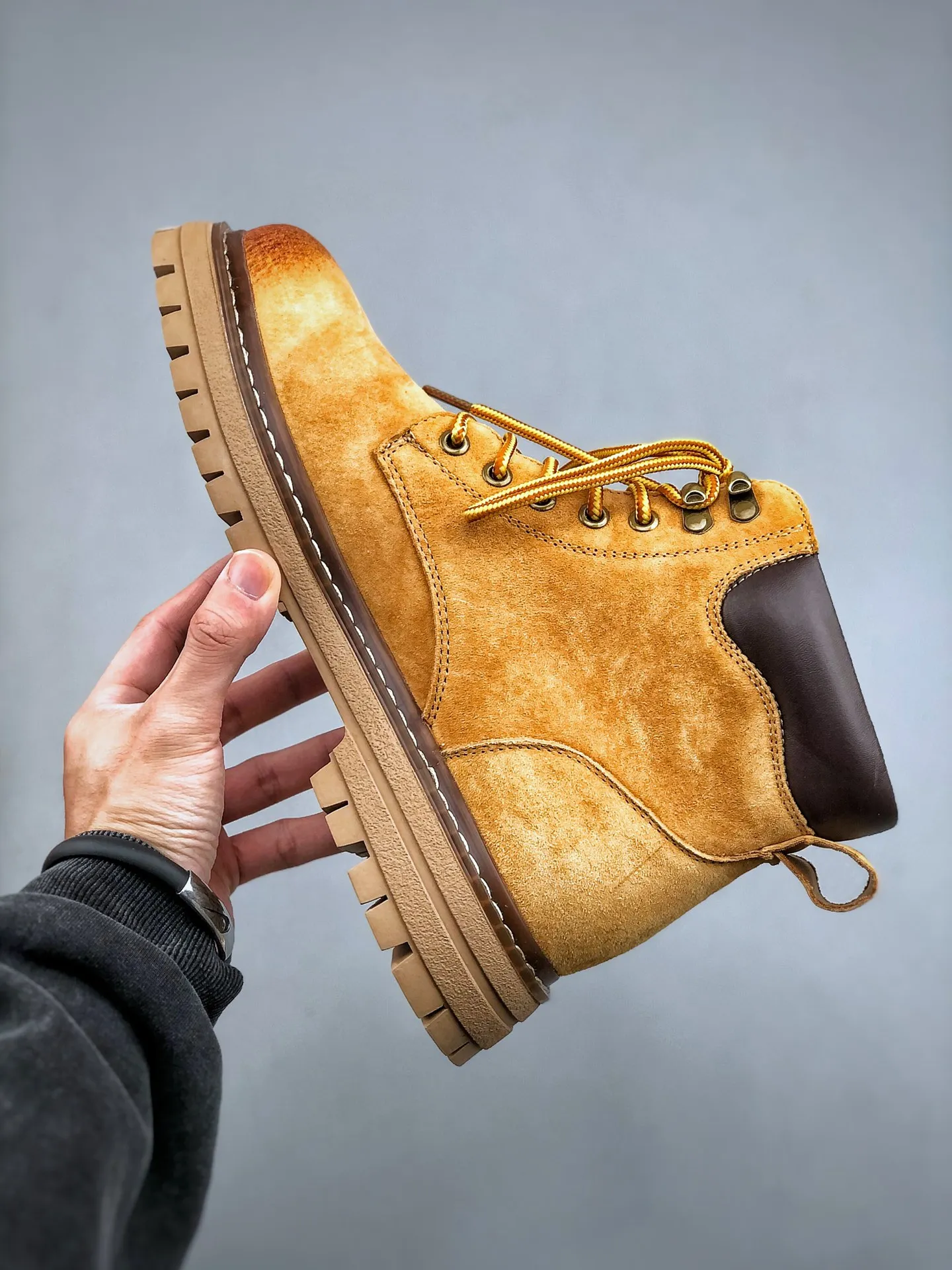 Local self-pickup💰560 supports store release. New goods🚀#Timberland Timberland/Timberland outdoor mid-cut casual rhubarb boots series. Guangdong factory quality. Original box and original packaging. The fabric is made of Italian 🇮🇹 top-grade frosted fine-grained cowhide. It is paired with anti-odor and anti-corrosion genuine leather latex insoles to give you a perfect wearing experience. High-quality and durable. A must-have for sportsmen. Specially designed to treat those who are not handsome. High-quality and first-class foot feel. Size: 38 39 40 41 42 43 44 (leather shoe size)